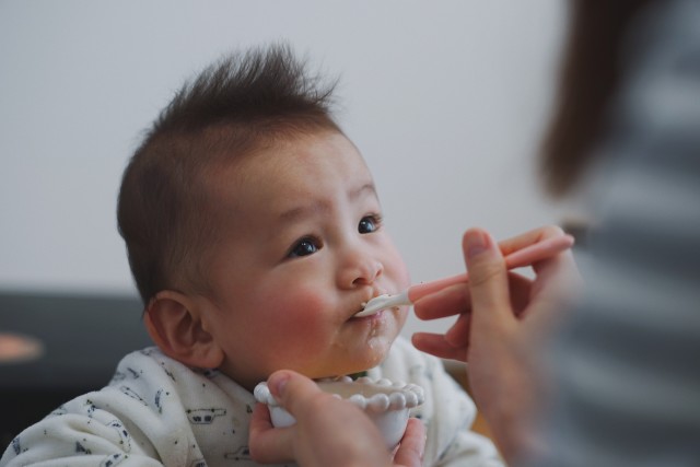 feeding_baby_spoon
